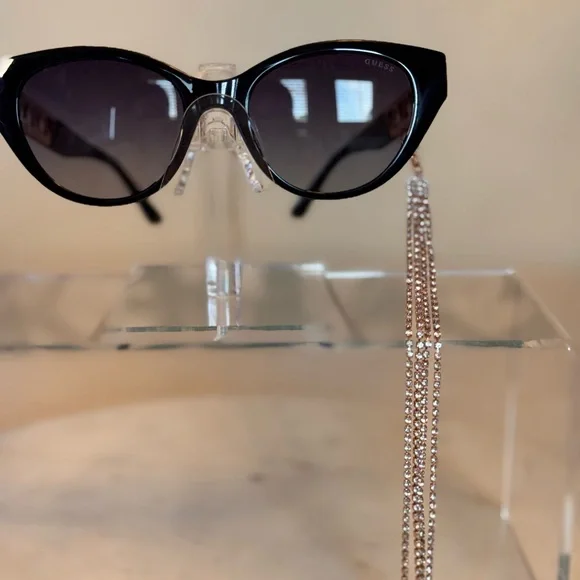 GUESS VIRAL Black Sunglasses with Removable Charms NWT & Dusties - Picture 3 of 10